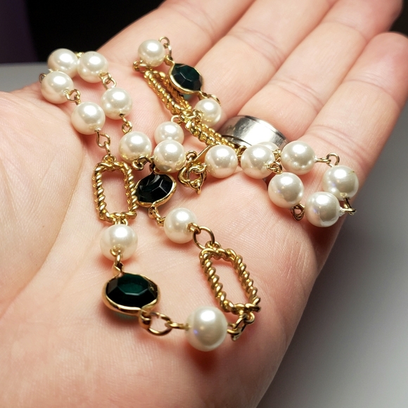 Pearl necklace with green accent stoned - Picture 4 of 4